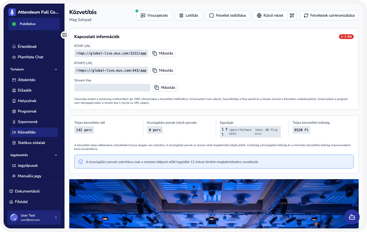 Streaming operációs munkatér RTMP státusszal, contextual chattel és felvételkezeléssel.
